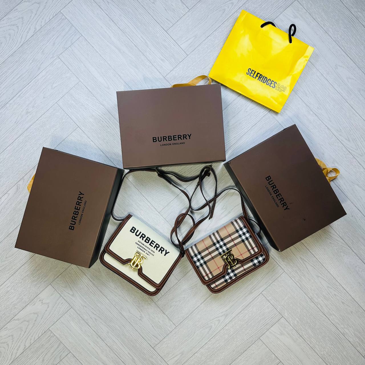 CLO QUALITY BURBERY BAG WITH BOX to2810