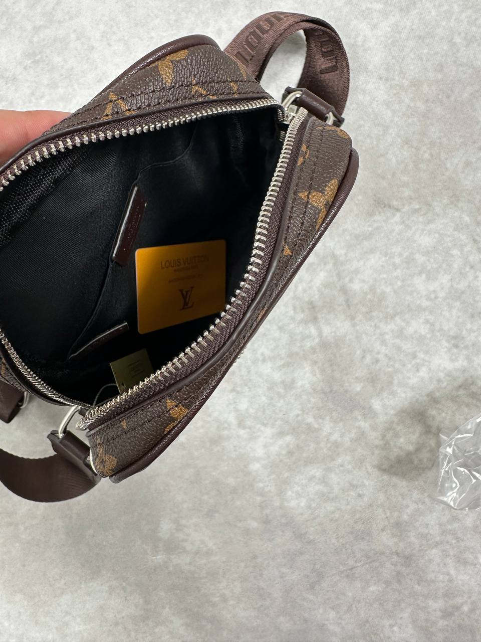 LVE BAG COME WITH DUST BAG am2810