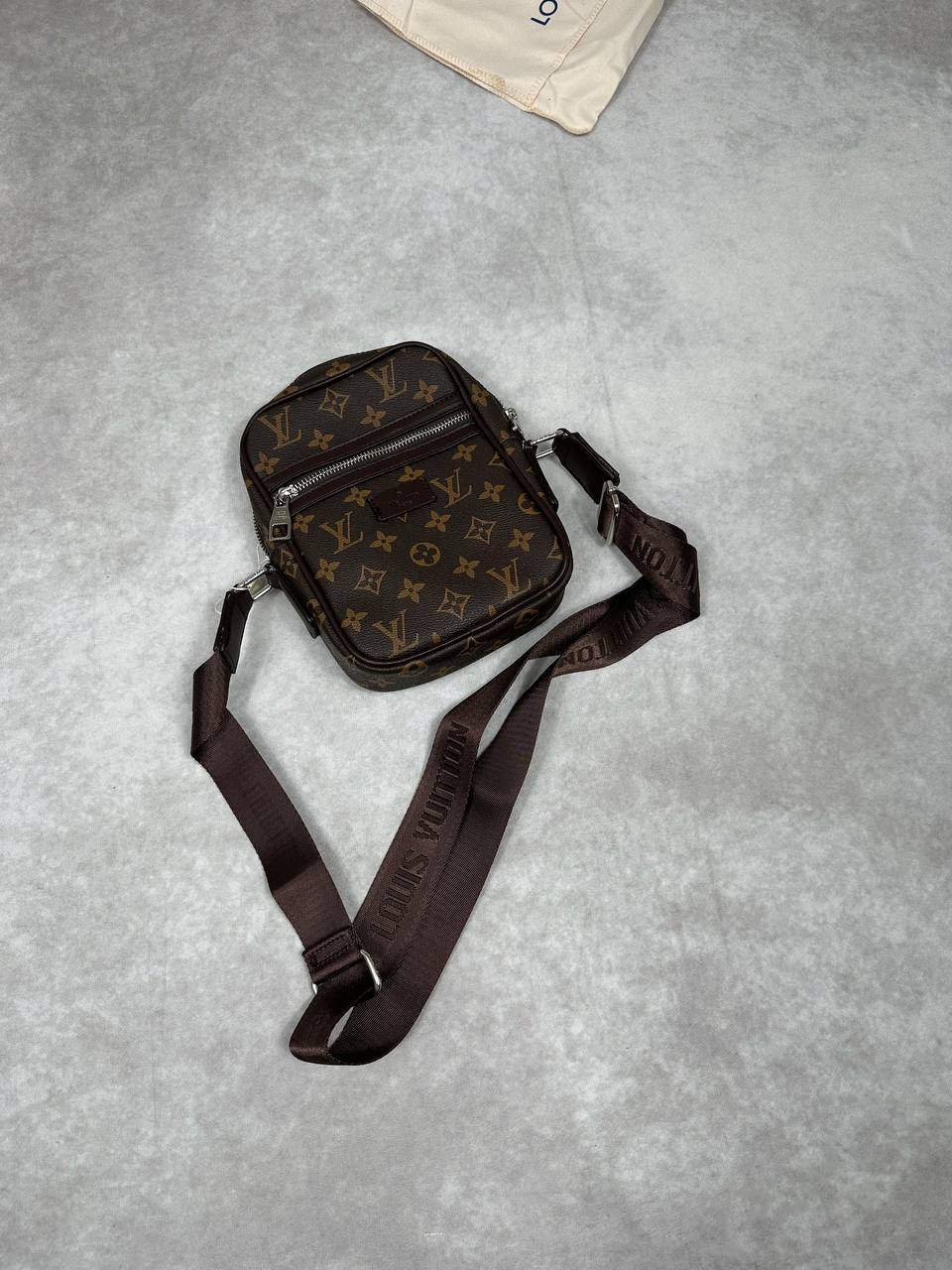 LVE BAG COME WITH DUST BAG am2810