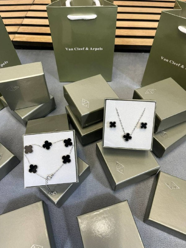 VAN CLEE & ARPEL NECKLACE EARRIN AND BRACLET SET WITH FULL PACKING am1105