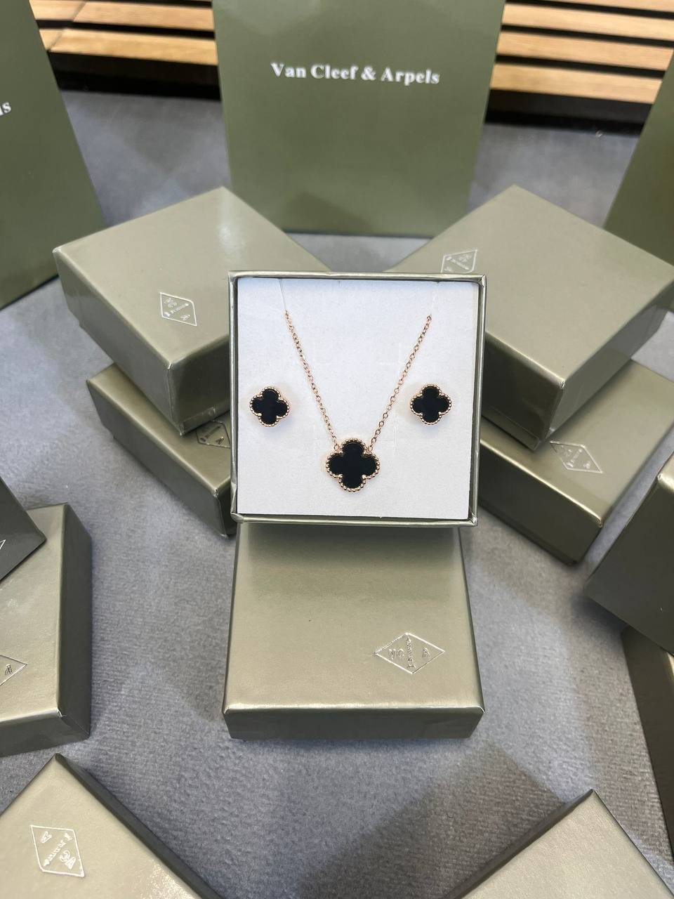 VAN CLEE & ARPEL NECKLACE EARRING AND BRACLET SET WITH FULL PACKING am0206