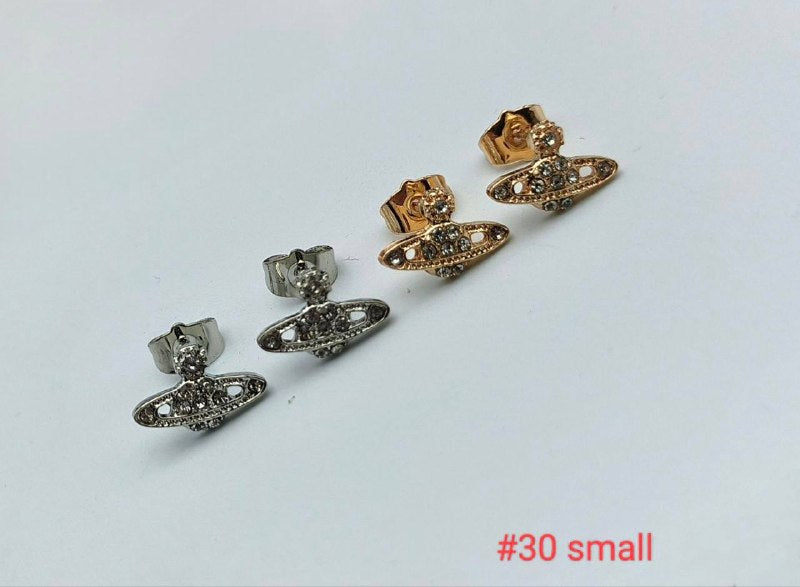 VIVIENN WESTWOOD EARING WITH PLAIN BOX am1105