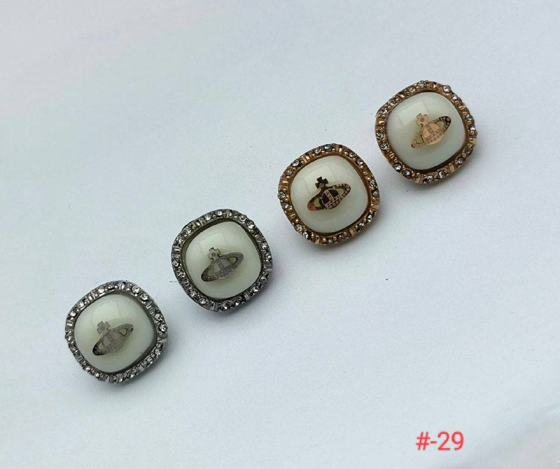 VIVIENN WESTWOOD EARING WITH PLAIN BOX am1105
