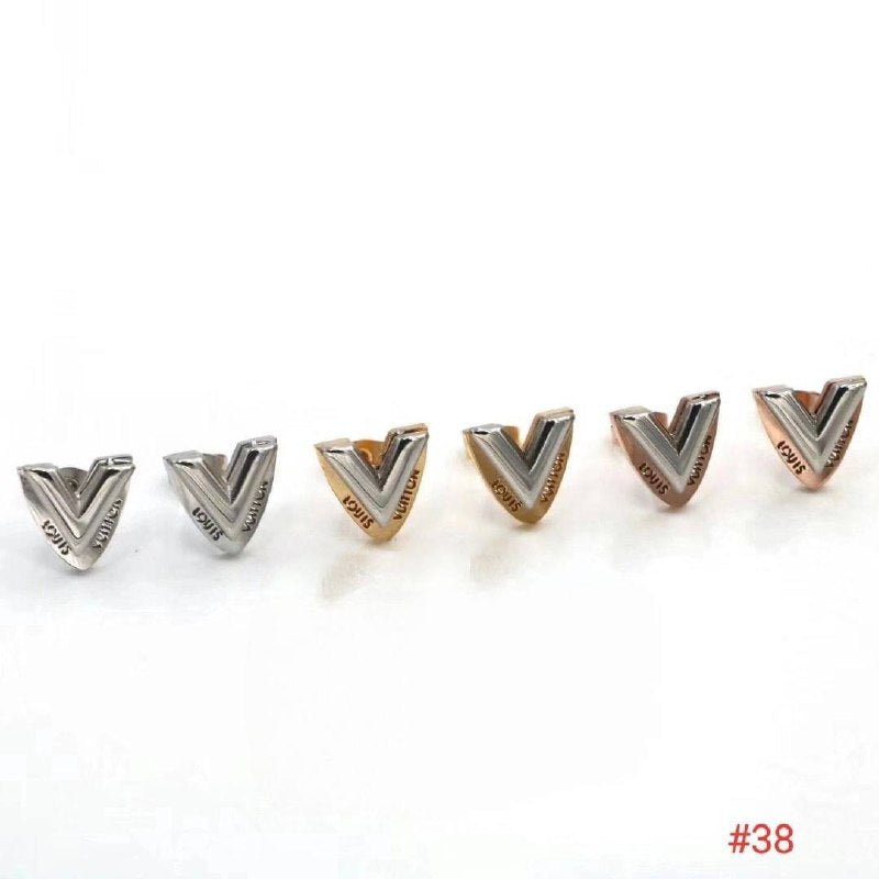 LV EARING COME WITH BOX ETC am1105