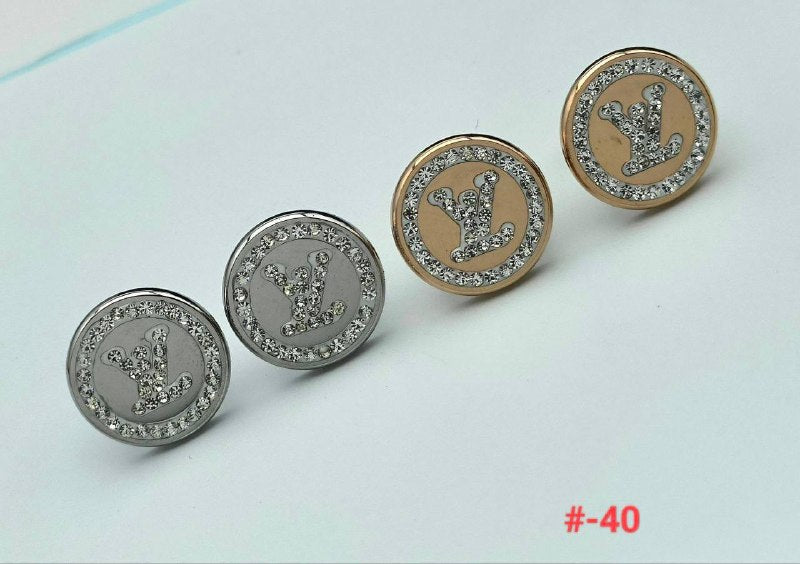 LV EARING COME WITH BOX ETC am1105