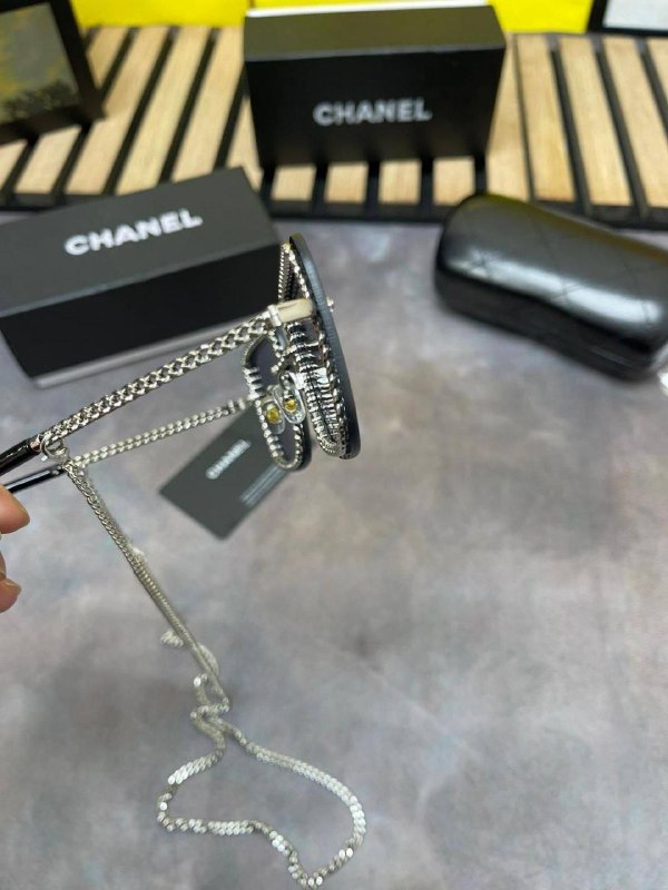 CHANE GLASSES WITH NECK CHAIN WITH BOX AND PAPERWORKS am1105