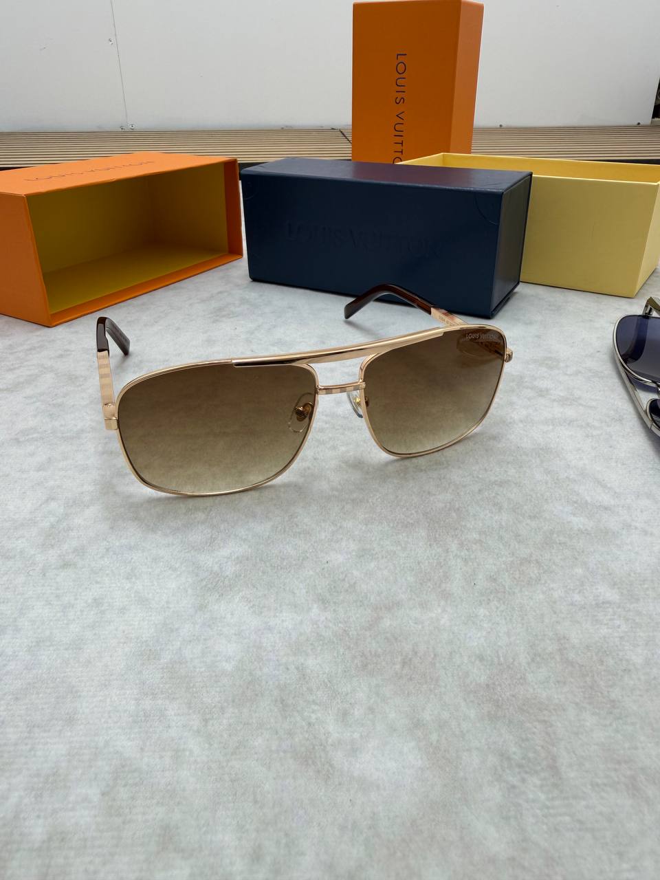 MENS LV SUNGLASSES COME WITH BOX ETC am1405