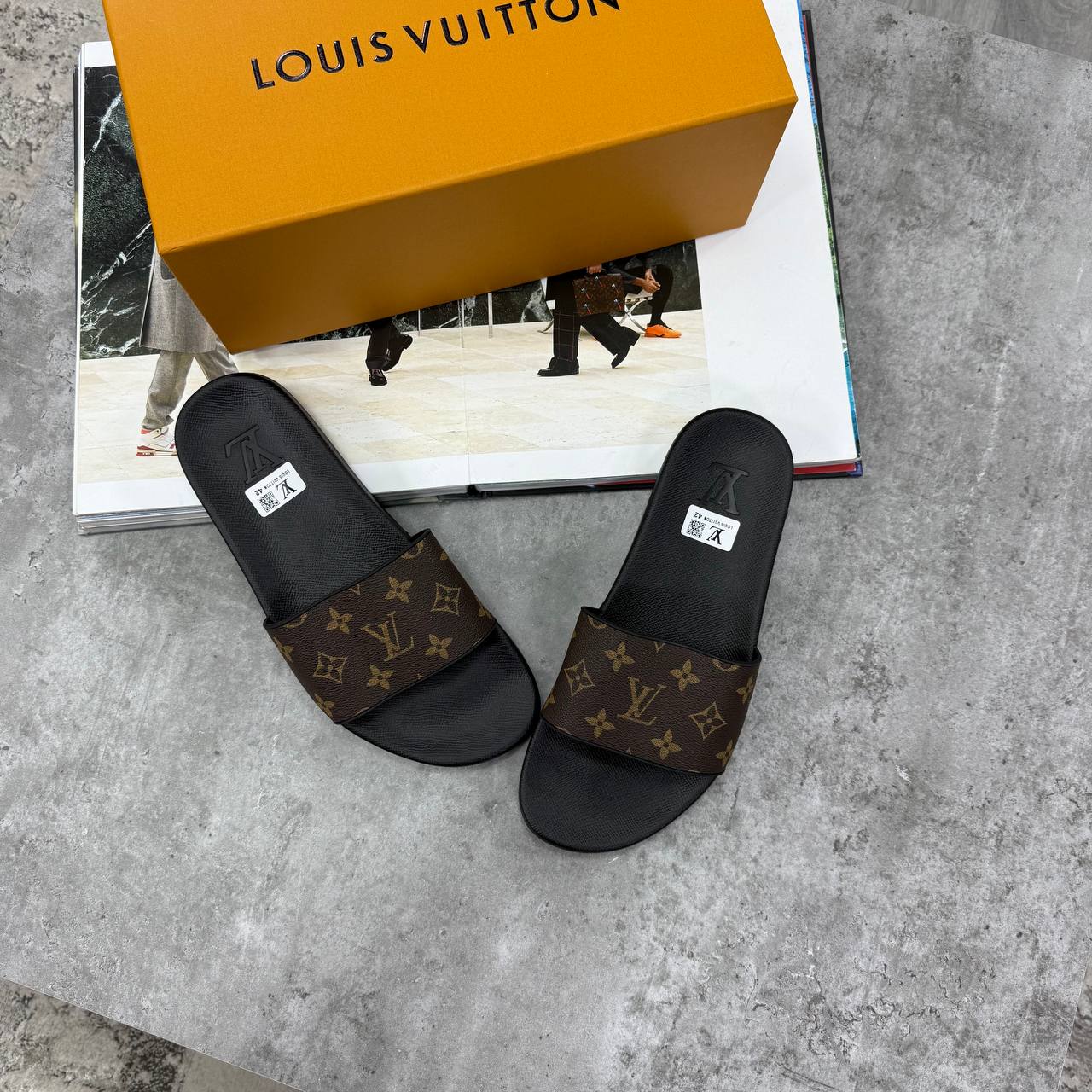 HIGH END LV MENS SLIDERS WITH BOX DUST BAG ETC jay1505