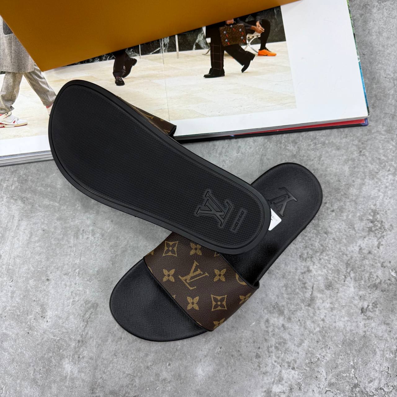 HIGH END LV MENS SLIDERS WITH BOX DUST BAG ETC jay1505
