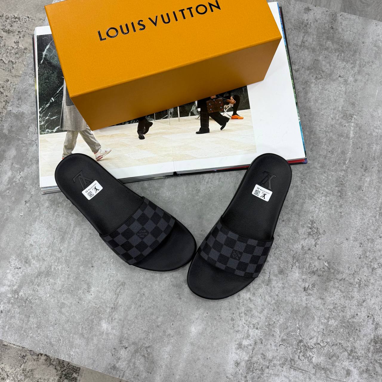 HIGH END LV MENS SLIDERS WITH BOX DUST BAG ETC jay1505