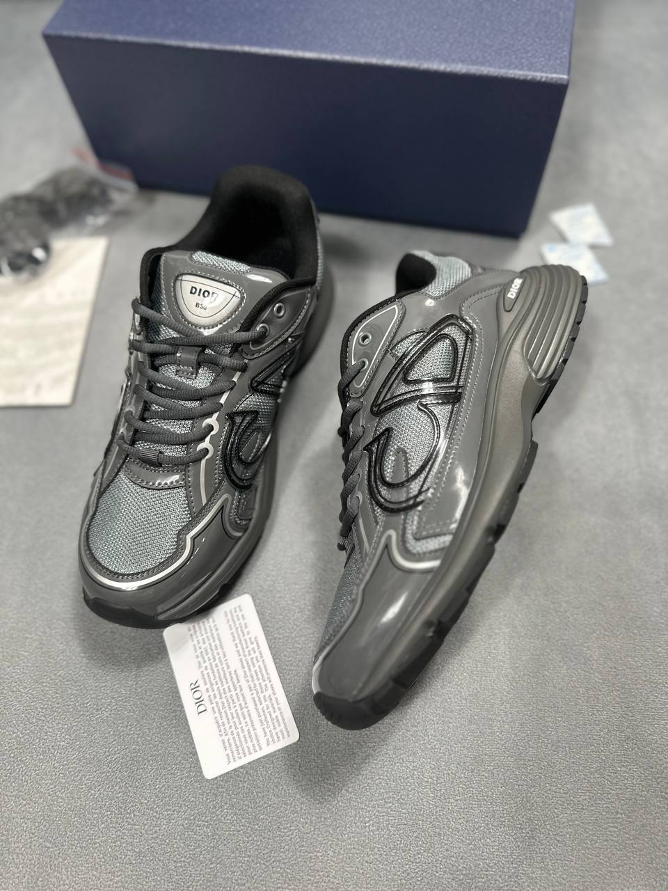 SUPER CLO MENS DIOR B30 COME WITH FULL PACKAGING am2707