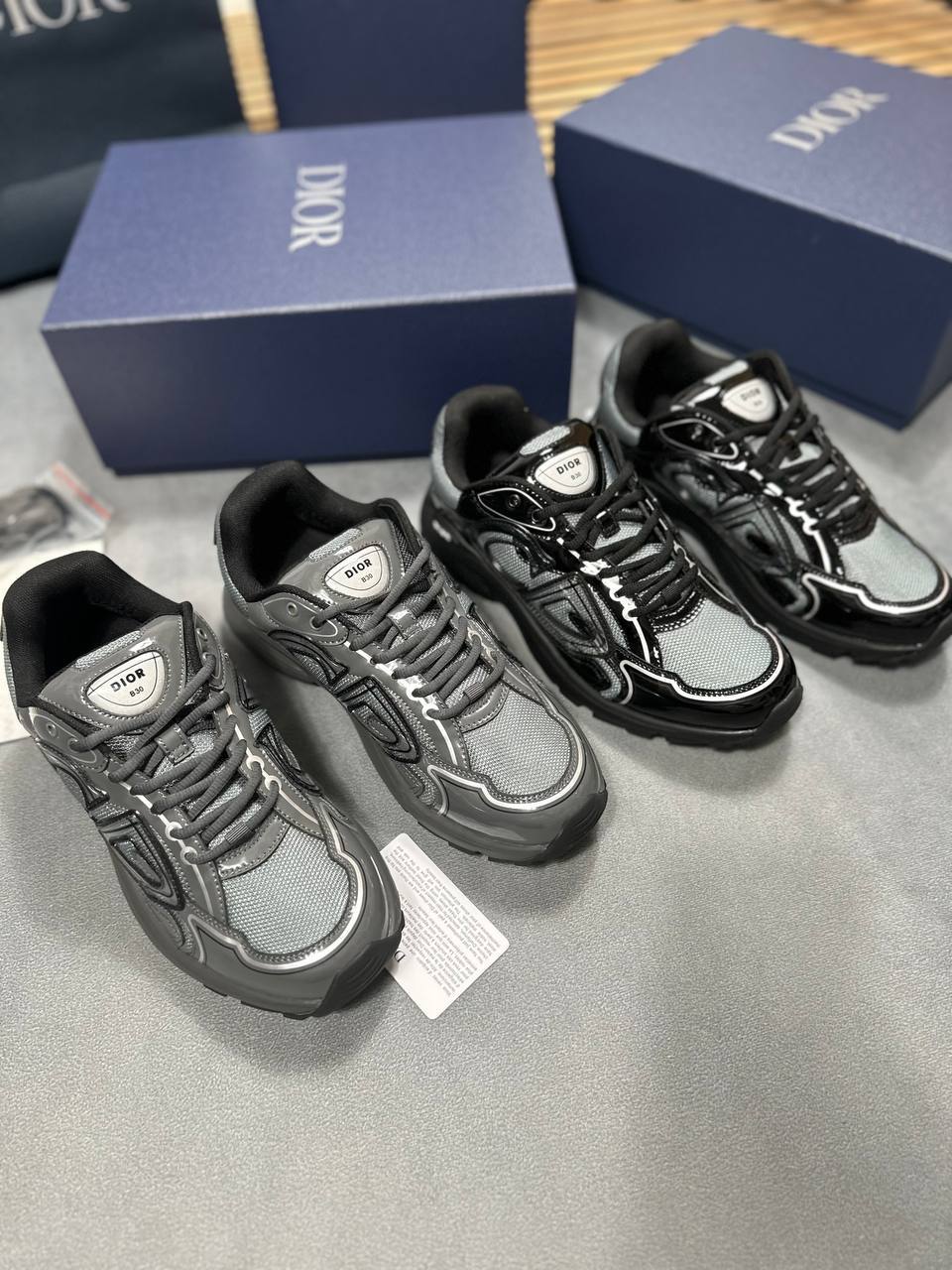 SUPER CLO MENS DIOR B30 COME WITH FULL PACKAGING am2707