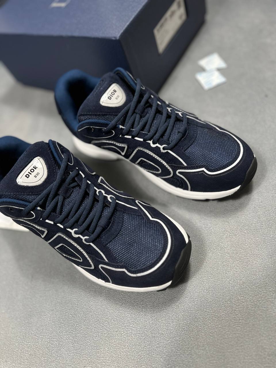 SUPER CLO MENS DIOR B30 COME WITH FULL PACKAGING am2707