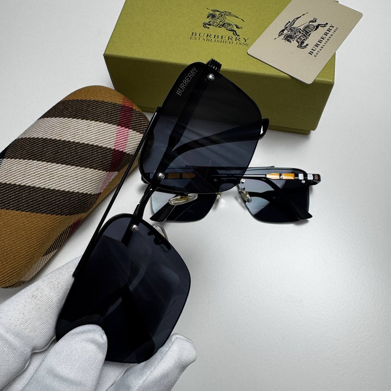 Burberry Sunglass with box na0108