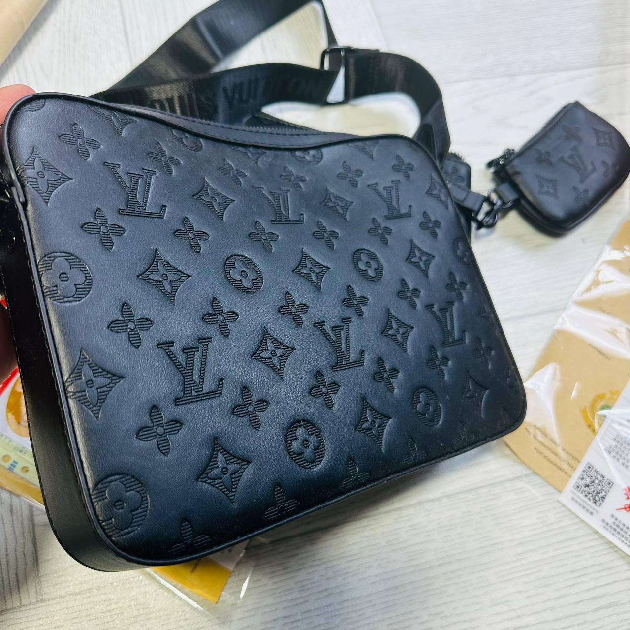 LVE MAN BAG WITH BOX AND PAPERWORK to0511