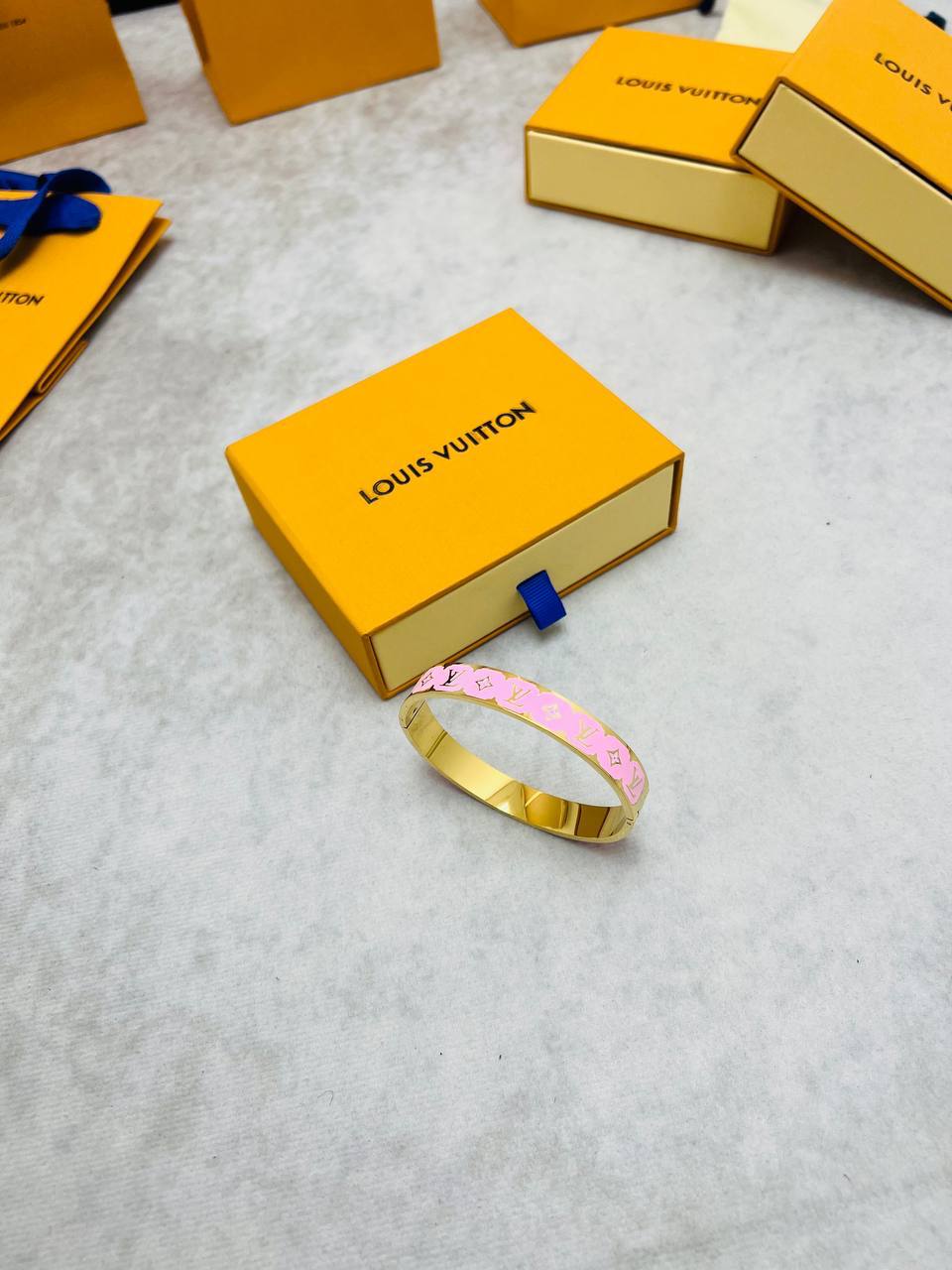 LV BRACLET AND EARING am1905