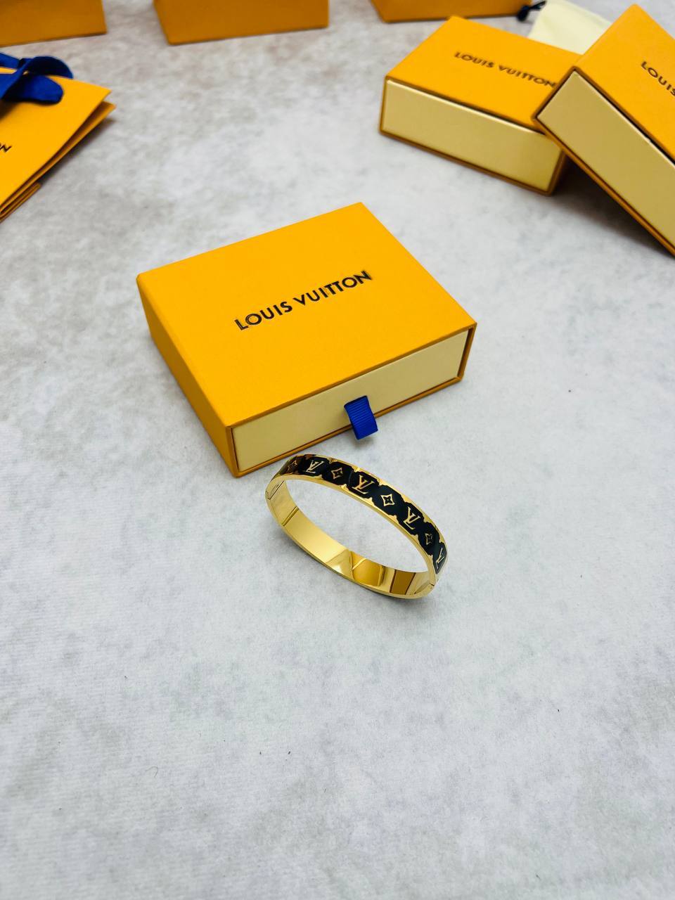 LV BRACLET AND EARING am1905
