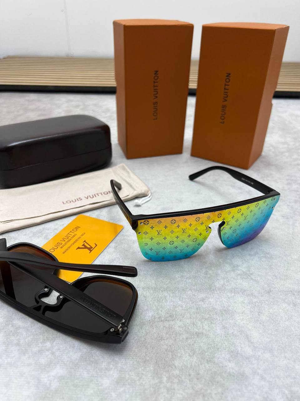 MENS LV SUNGLASSES COME WITH BOX ETC am2905