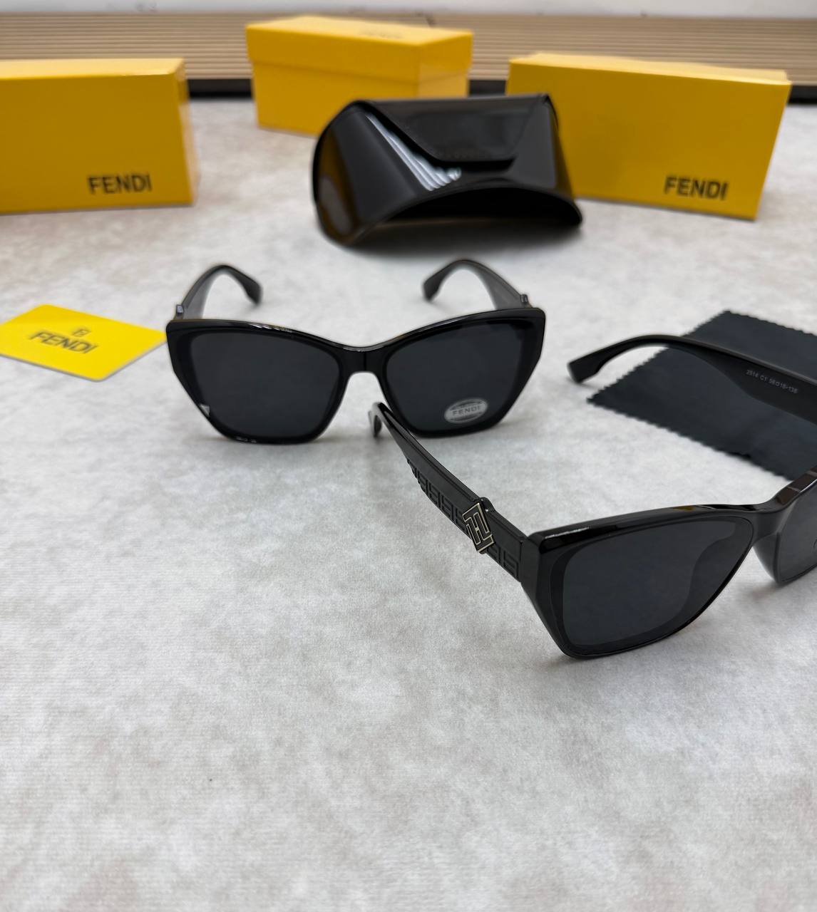 FEND SUNGLASSES COME WITH BOX ETC am0106