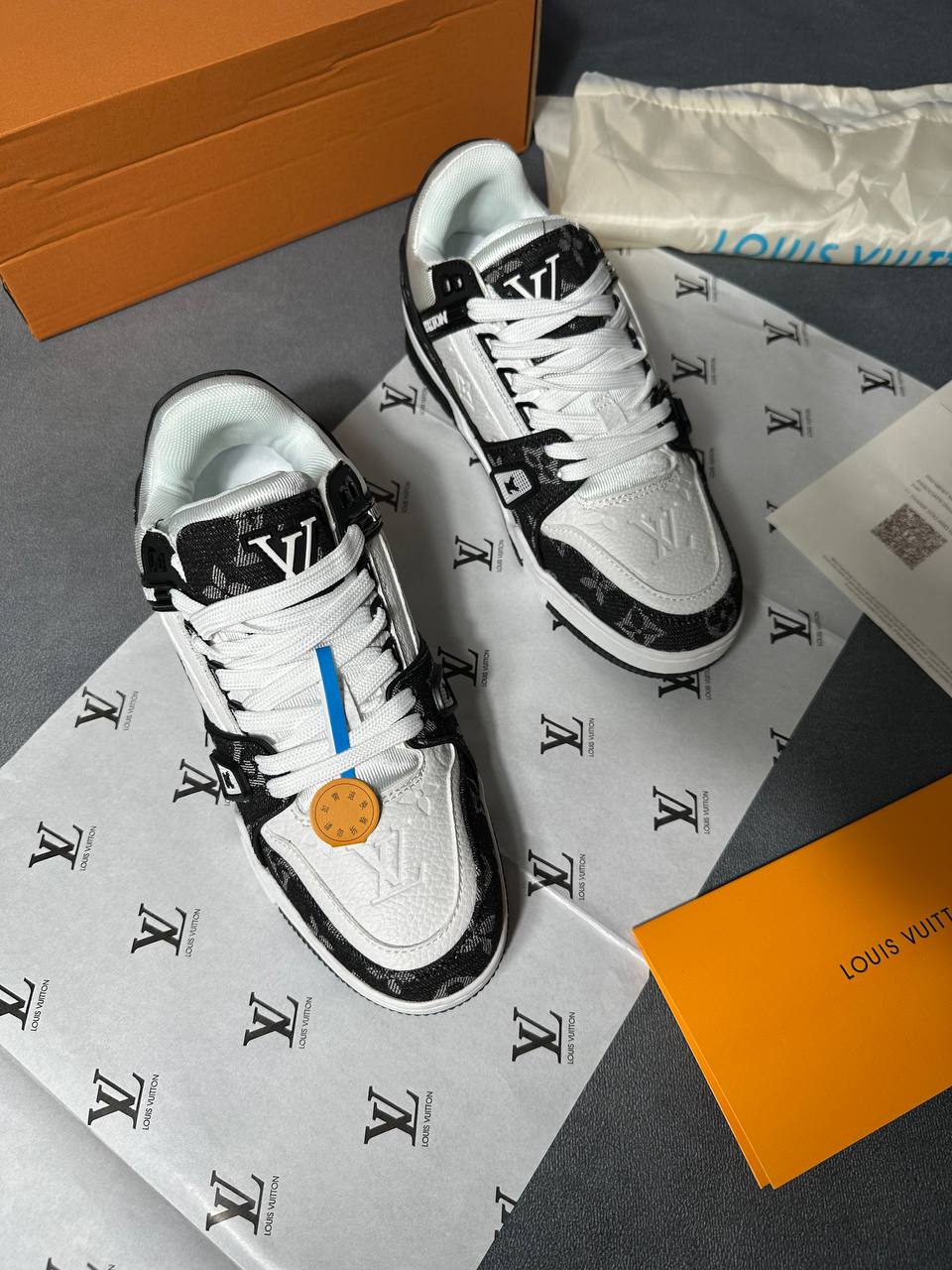 LVe TRAINERS COME WITH BOX am2708
