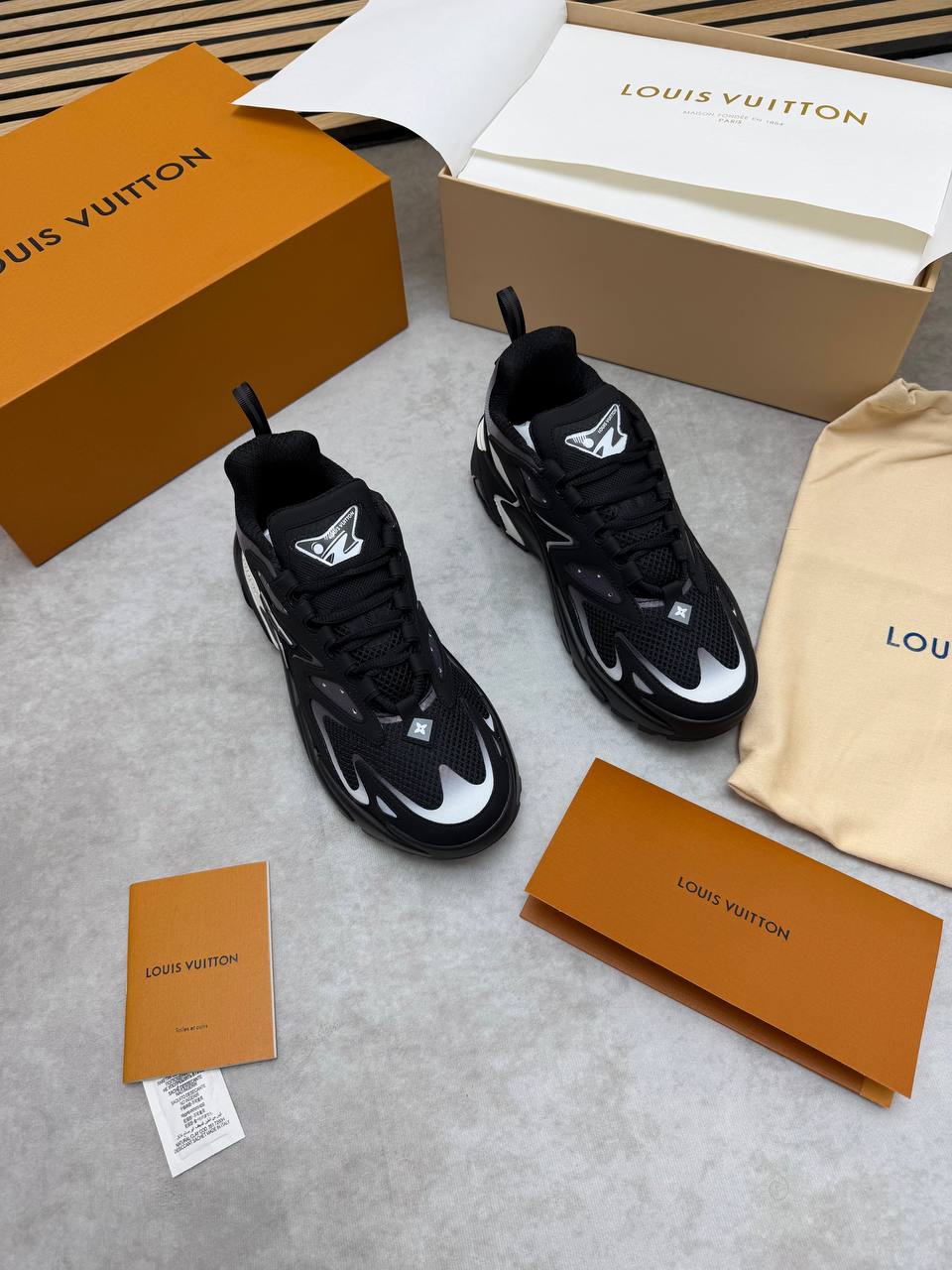 SUPER CLON LOUI VUITTO LV RUNNER TACTIC COME WITH BOX ETC am1706