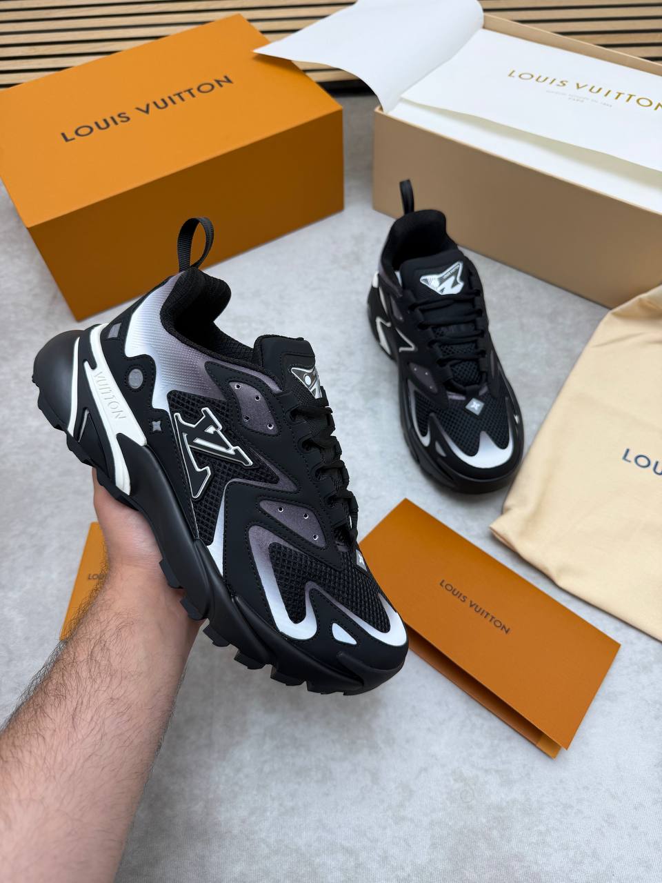 SUPER CLON LOUI VUITTO LV RUNNER TACTIC COME WITH BOX ETC am1706
