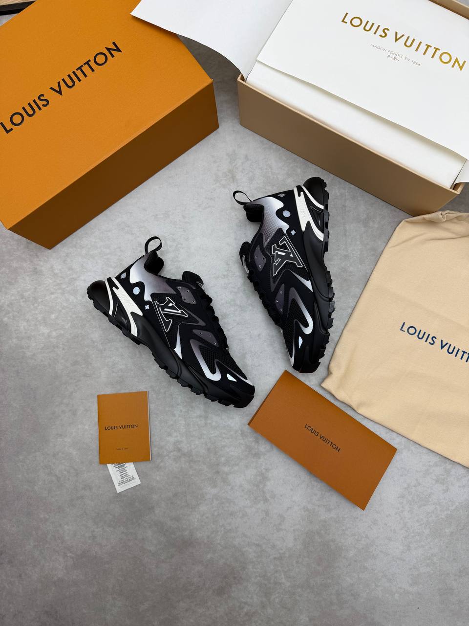 SUPER CLON LOUI VUITTO LV RUNNER TACTIC COME WITH BOX ETC am1706