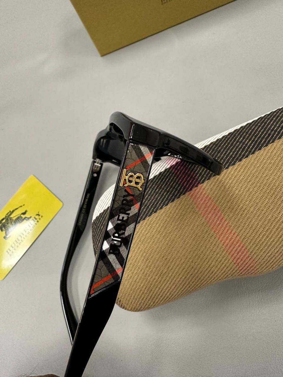 Quality BURBERR Sunglasses 🕶️ Comes with box to1906