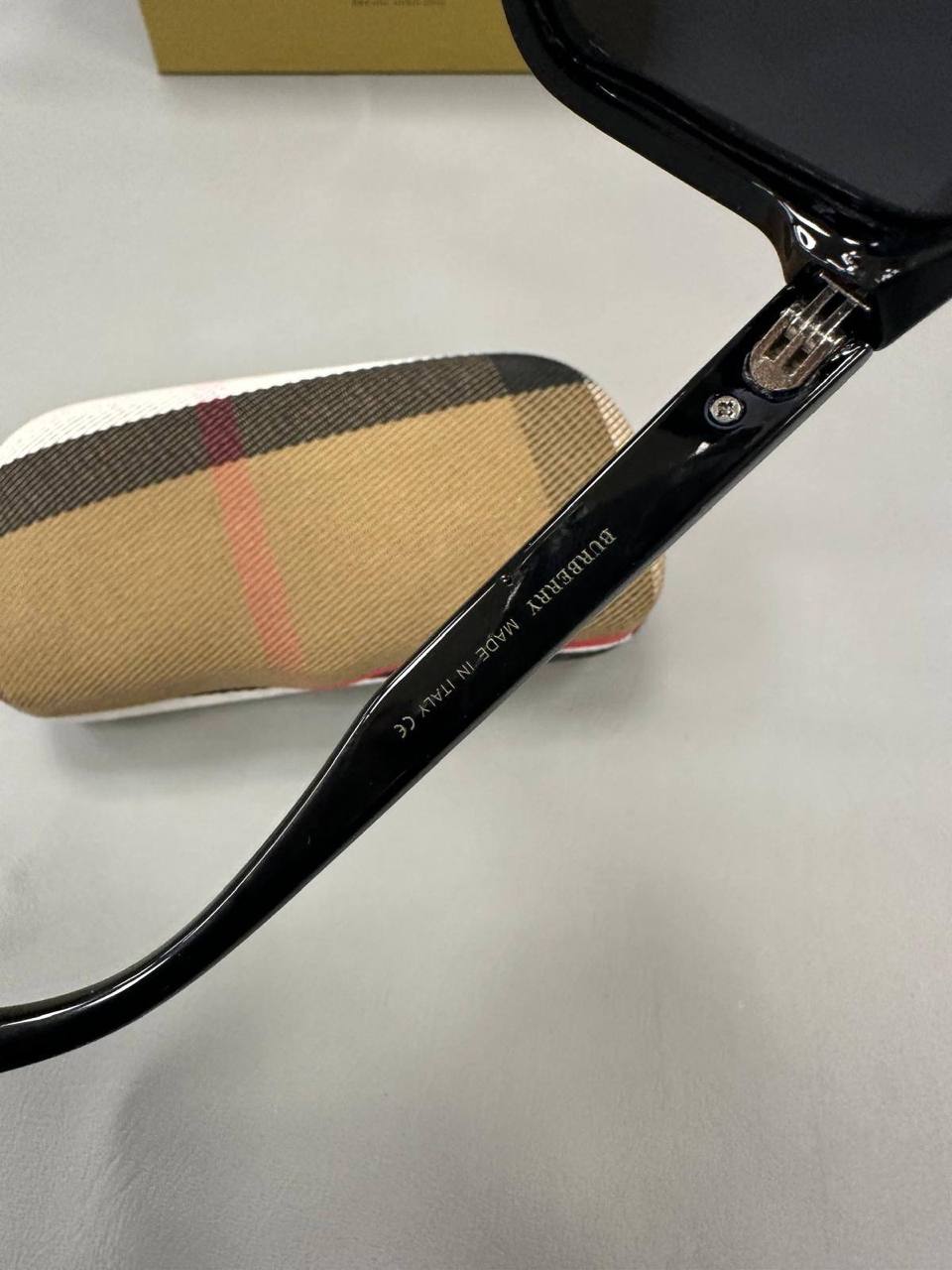 Quality BURBERR Sunglasses 🕶️ Comes with box to1906
