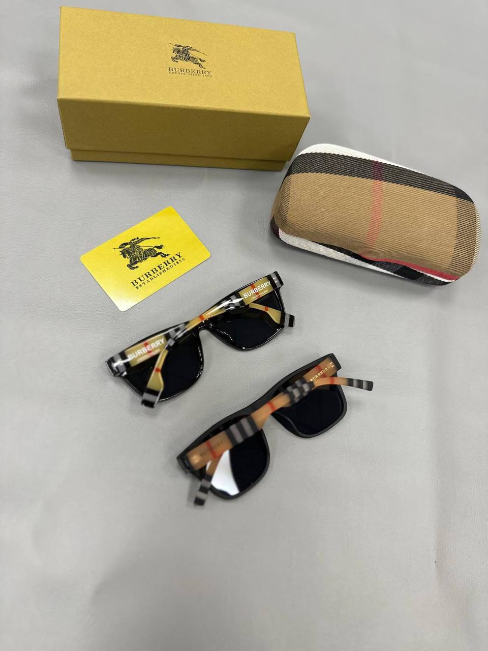 Quality BURBERR Sunglasses 🕶️ Comes with box to1906