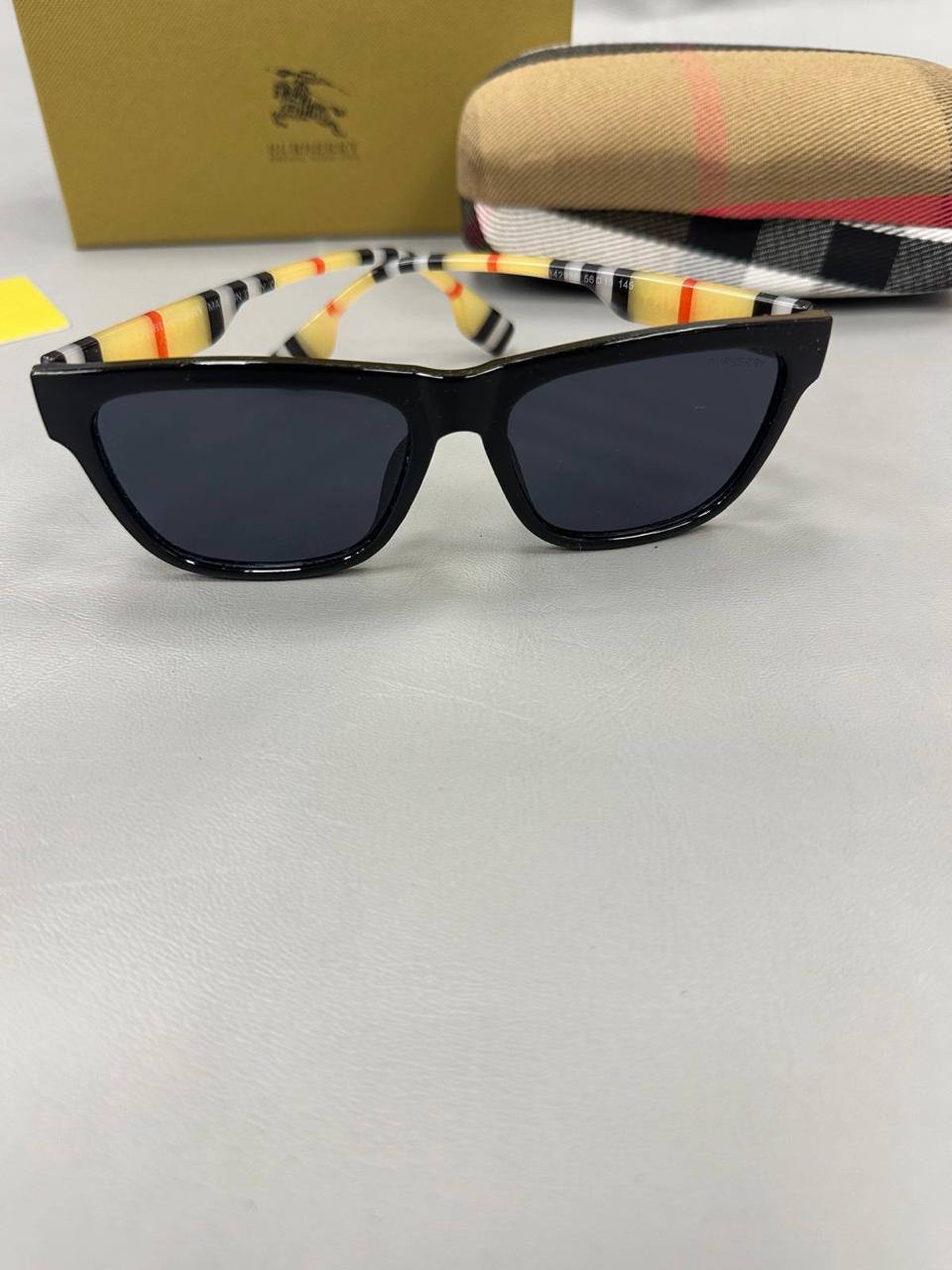 Quality BURBERR Sunglasses 🕶️ Comes with box to1906