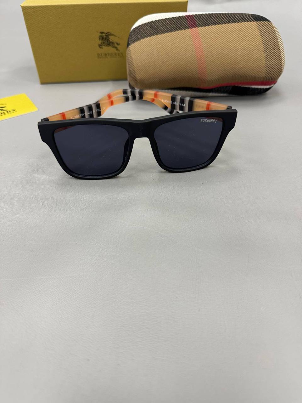 Quality BURBERR Sunglasses 🕶️ Comes with box to1906