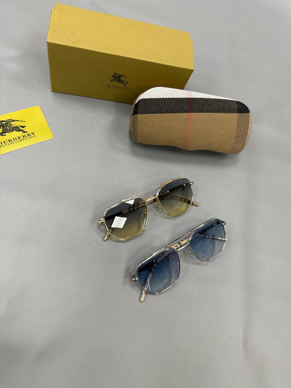 Quality BURBERR Sunglasses 🕶️ Comes with box to1906