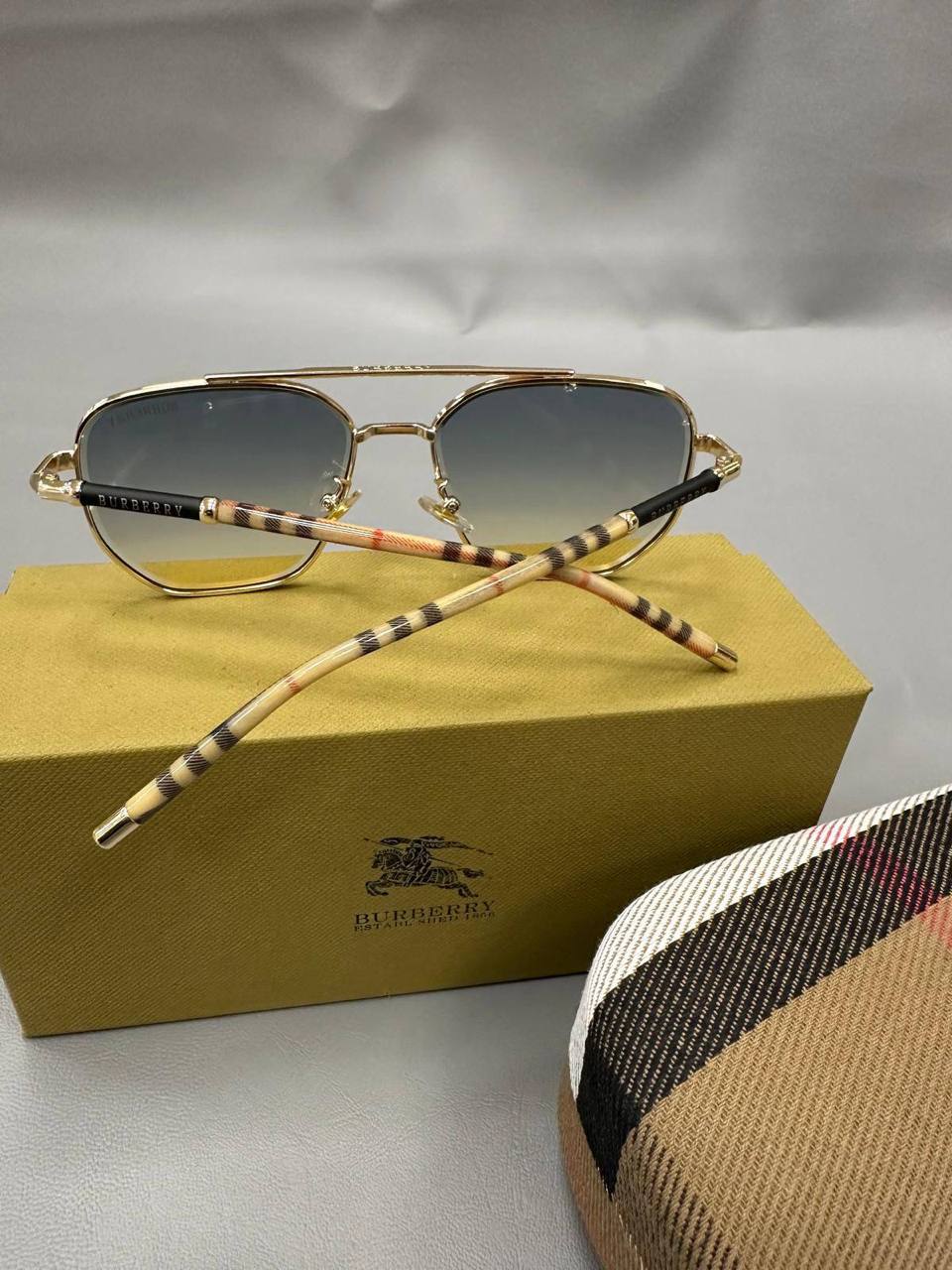 Quality BURBERR Sunglasses 🕶️ Comes with box to1906