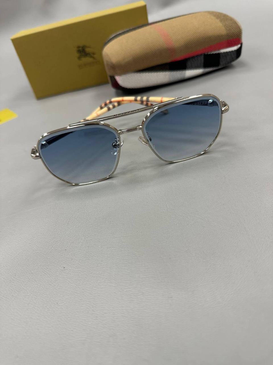 Quality BURBERR Sunglasses 🕶️ Comes with box to1906