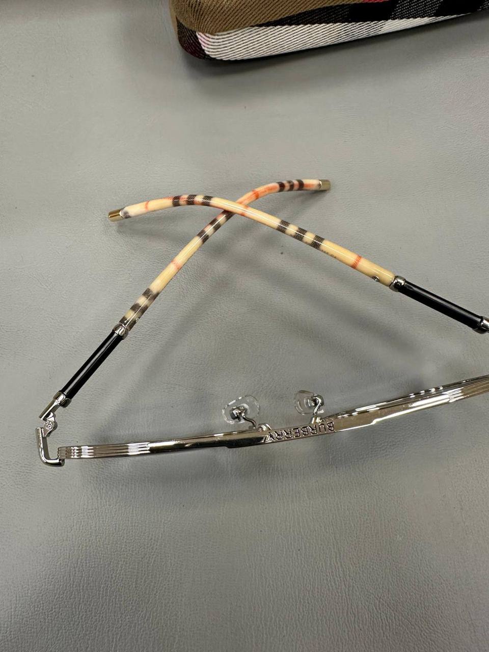 Quality BURBERR Sunglasses 🕶️ Comes with box to1906