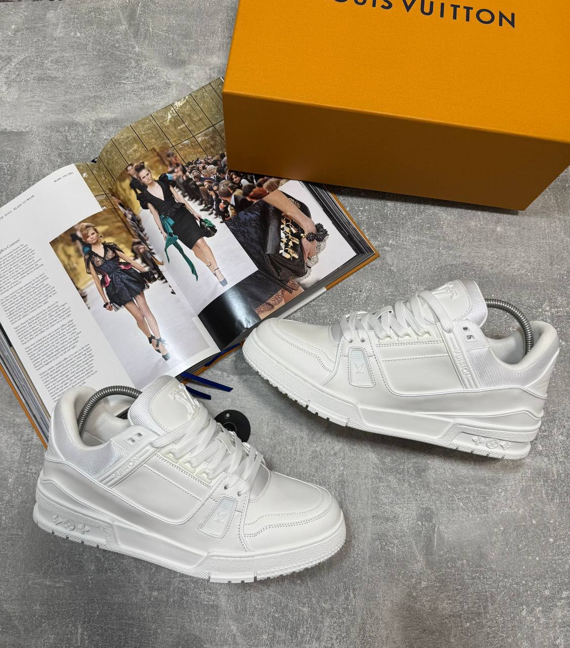 LVe trainers aj0209