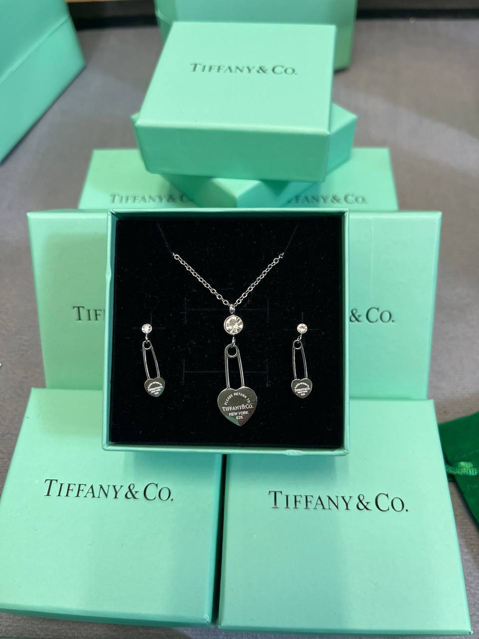 WOMENS TEFANY NECKLACE AND EARING SET COME WITH BOX ETC am0709