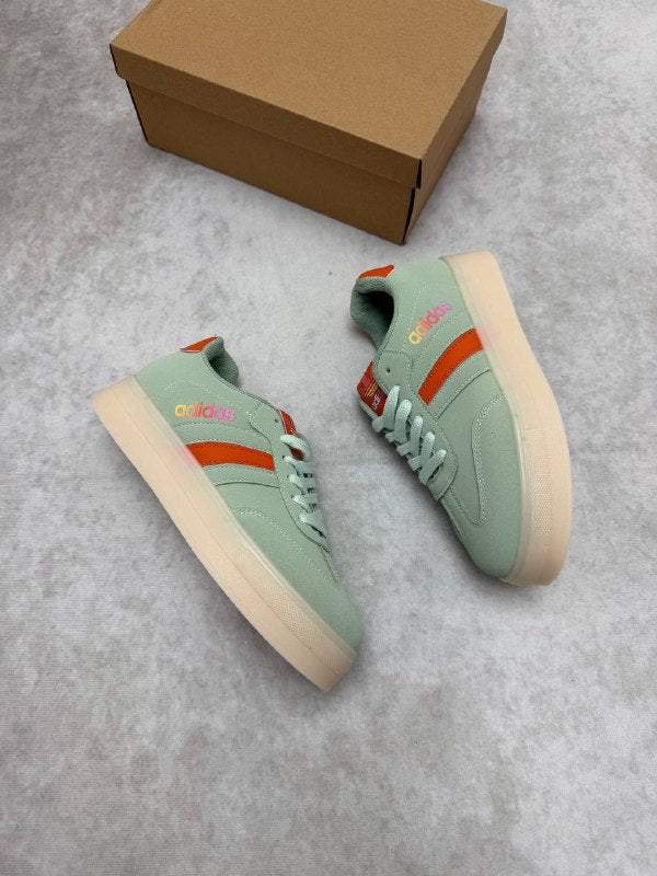 WOMENS ADIDA TRAINERS am0904