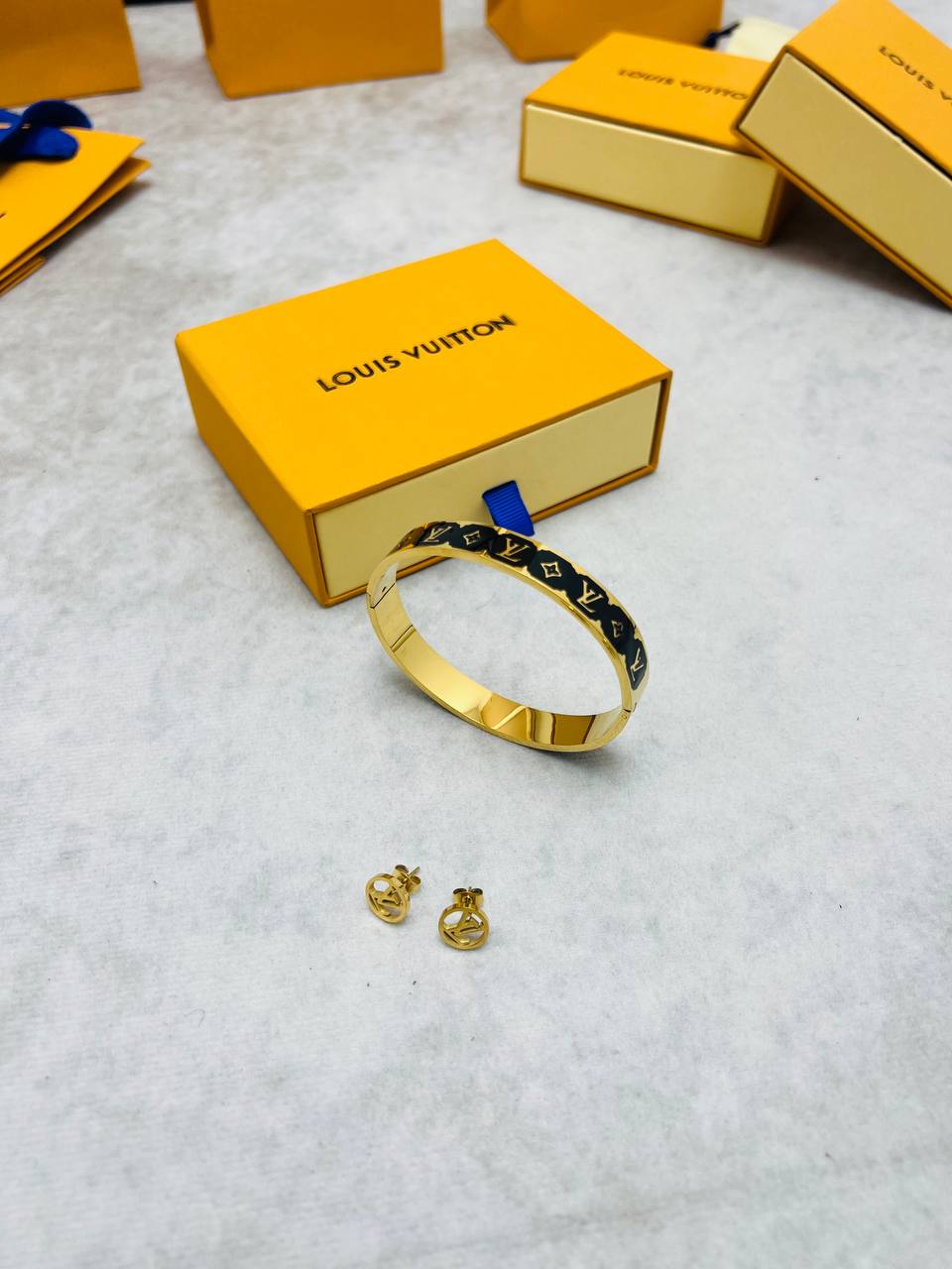LV BRACELET WITH EARING COME WITH BOX ETC am1104