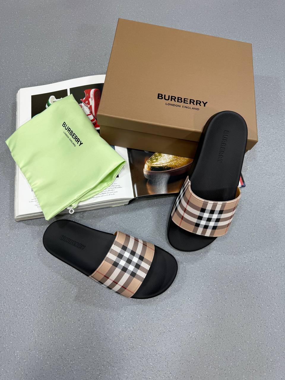 HIGH END BURBERR SLIDES MENS WITH FULL PACKAGING ETC jay2604