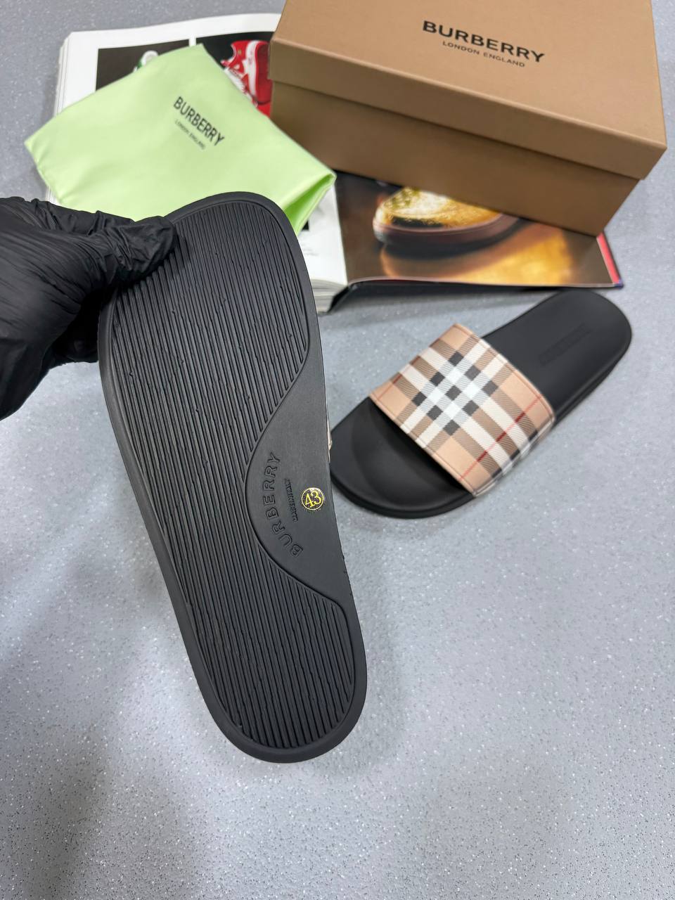HIGH END BURBERR SLIDES MENS WITH FULL PACKAGING ETC jay2604