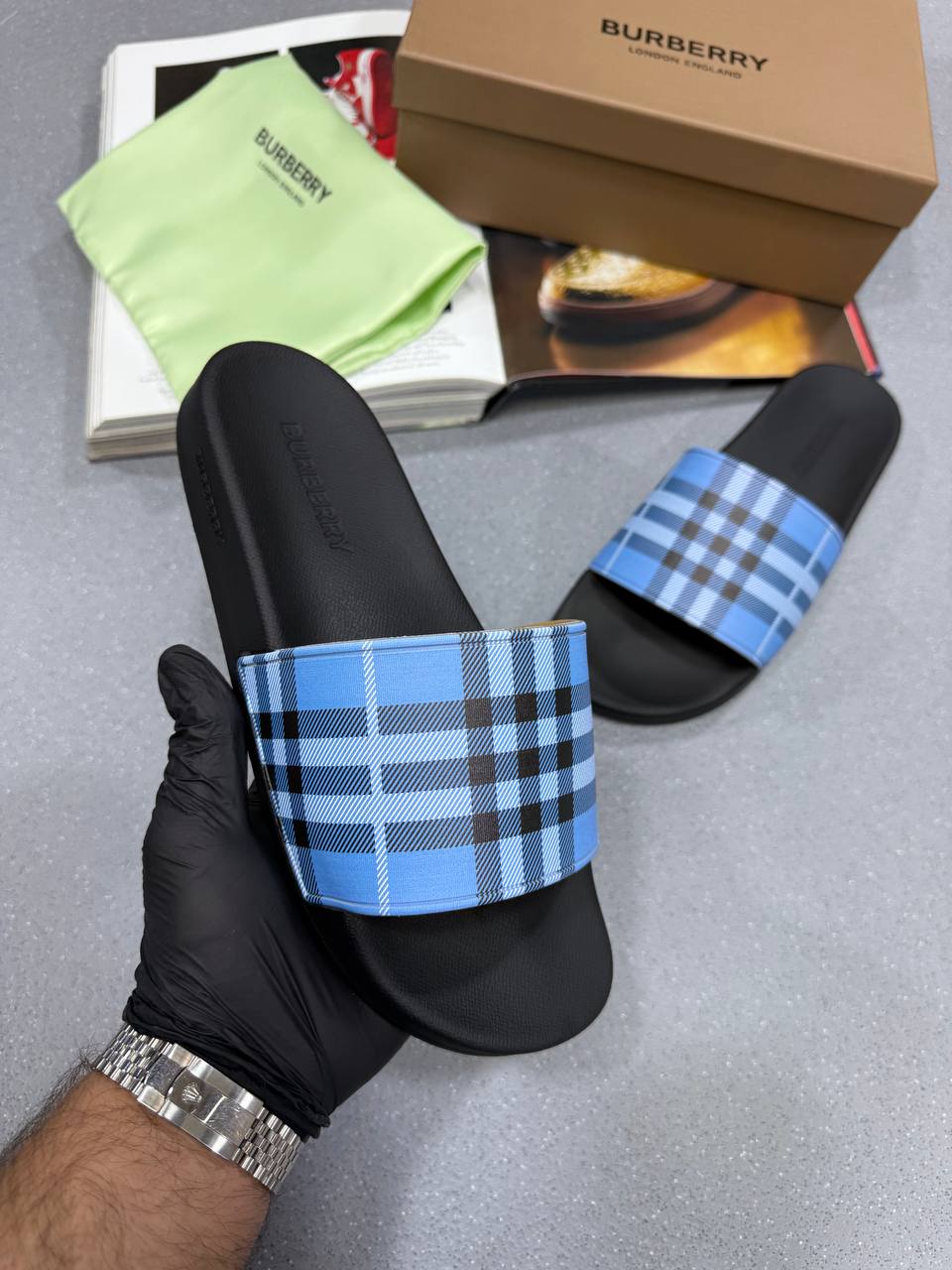HIGH END BURBERR SLIDES MENS WITH FULL PACKAGING ETC jay2604