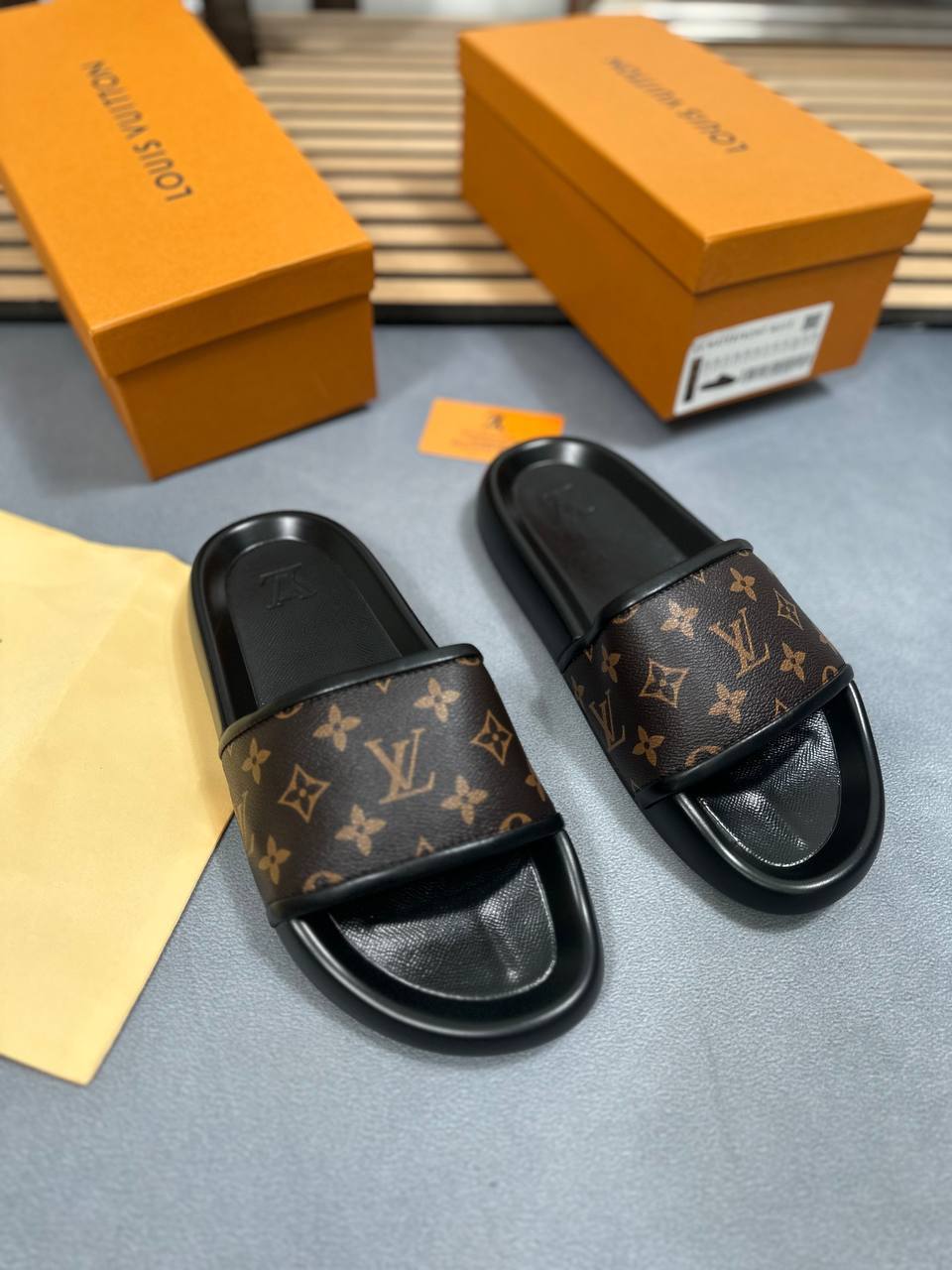 MENS L SLIDERS COME WITH BOX am0207