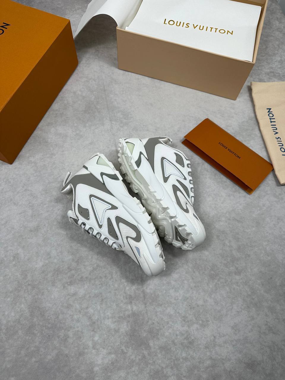 SUPER CLON MENS LV TRAINERS COME WITH BOX ETC am2104