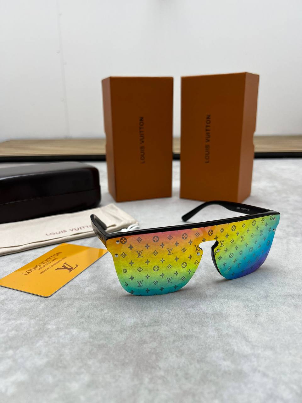 MENS LV SUNGLASSES COME WITH BOX ETC am2204