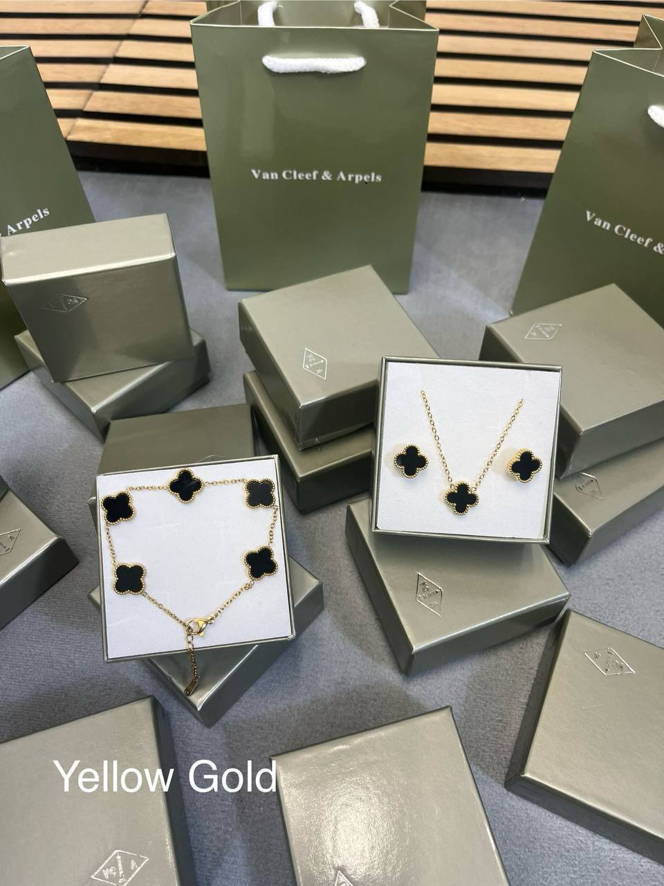 VAN CLEFE or ARPELSE NECKLACE EARRING AND BRACLET SET WITH FULL PACKING am0910