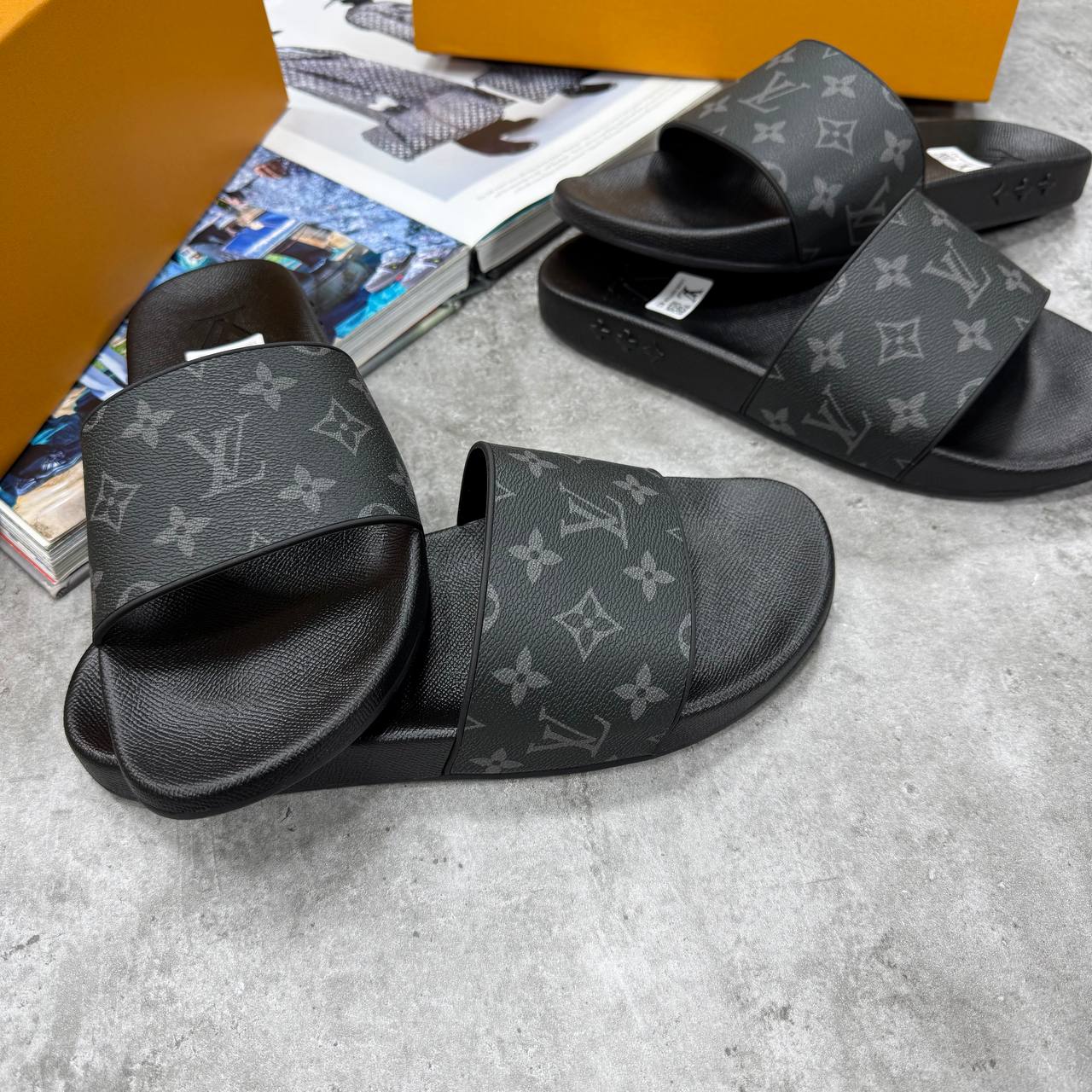 HIGH END LV MENS SLIDERS WITH BOX DUST BAG ETC jay1406