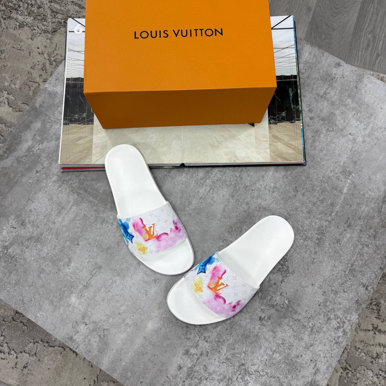 HIGH END LV MENS SLIDERS WITH BOX DUST BAG ETC jay2604