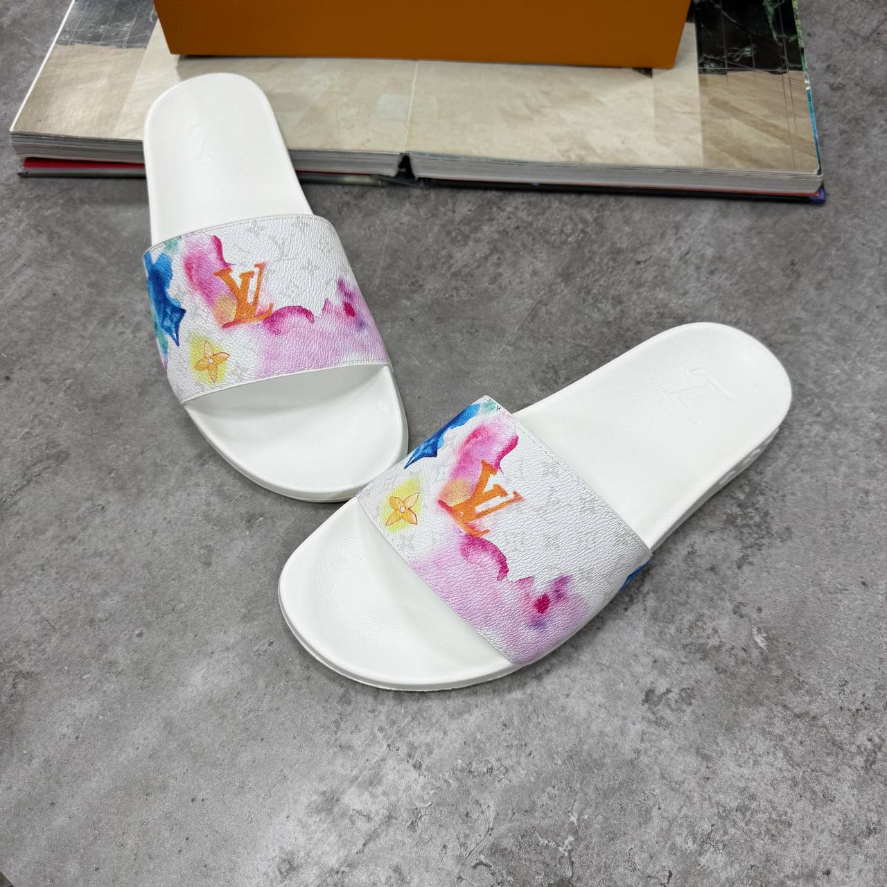HIGH END LV MENS SLIDERS WITH BOX DUST BAG ETC jay2604
